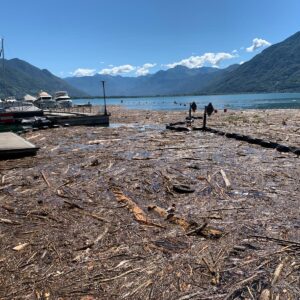 Si ricomincia a vedere il blu del lago